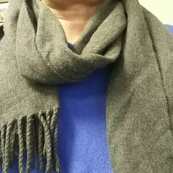 Grey scarf - Picture 2 of 2